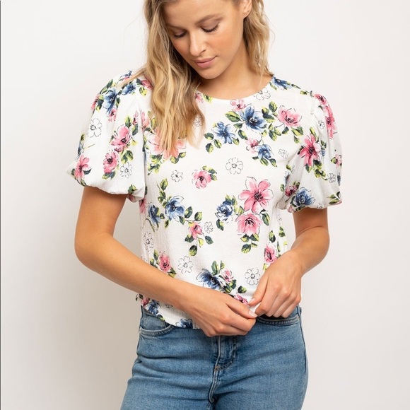 🎉SALE🎉 NWT Floral puffed sleeve top - Picture 1 of 3